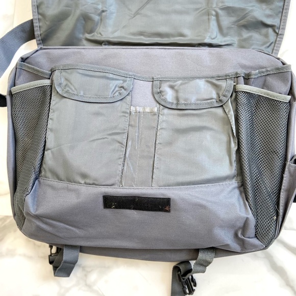 New GUESS laptop luggage. Padded on both sides of bag for laptop protection. - Picture 3 of 7